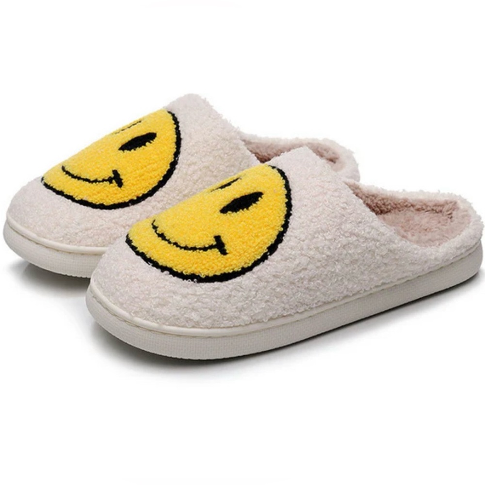 The Cloudies Smiley Slippers Face White with Yellow Smiley Face Sz L New